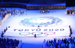 Bendera dan logo Olimpiade Tokyo 2020 terlihat saat upacara pembukaan. (Foto: REUTERS/Marko Djurica)