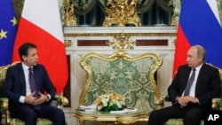 블라디미르 푸틴 러시아 대통령(오른쪽)과 주세페 콘테 이탈리아 총리가 24일 모스크바에서 회담했다.