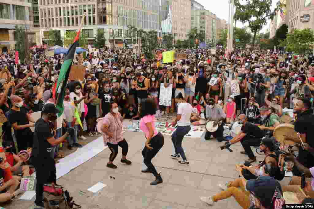 Демонстрації на вихідних супроводжувались співами і танцями.