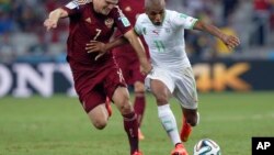 L'Algérien Yacine Brahimi (D) et le Russe Igor Denisov lors du match Algérie/Russie de la coupe du Monde au Brésil, 26 juin 2014.