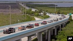 Residentes de Cayo Largo, Florida, congestionan las autopistas en su intento por abandonar áreas amenazadas por el peligroso huracán Irma, que se anticipa impactará el estado la madrugada del sábado. Sept. 6, 2017.