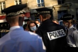 فرانس کی جونئیر وزیر پیرس کے ایک پولیس اسٹیشن کے دورے کے دوران۔ فوٹو اے پی