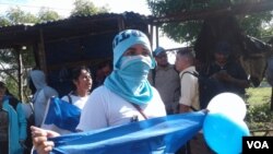 Manifestante protesta por la liberación de presos políticos en el Sistema Penitenciario Jorge Navarro, mejor conocido como “La Modelo”. Managua, Nicaragua. [Foto: Daliana Ocaña, VOA].