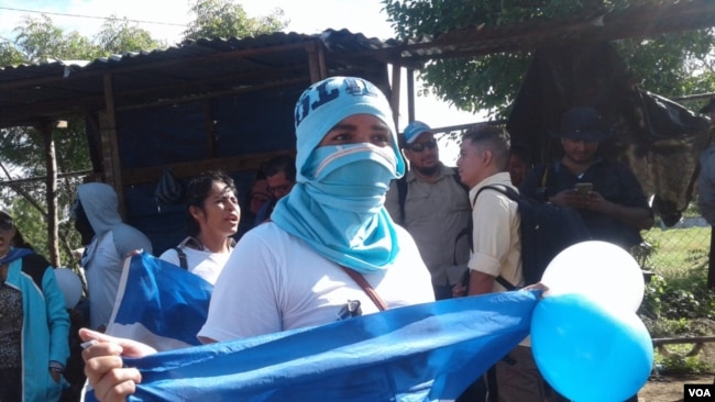 Manifestante protesta por la liberación de presos políticos en el Sistema Penitenciario Jorge Navarro, mejor conocido como “La Modelo”. Managua, Nicaragua. [Foto: Daliana Ocaña, VOA].