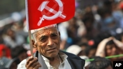 Salah seorang pendukung Maoist Nepal membawa bendera partai (foto: dok). 