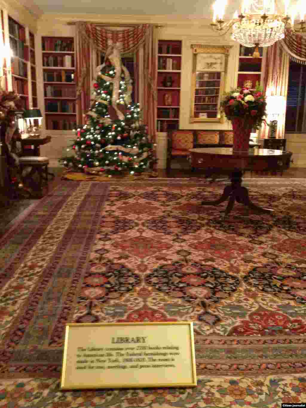ຫ້ອງສະໝຸດຂອງທໍານຽບຂາວ (White House Christmas Tour, Dec. 22, 2012)