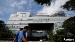 行人路过新加坡国立大学的大学礼堂楼。(资料照片)