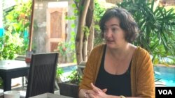 អ្នក​ស្រី​ Ilana ​Tulloch​ សហ​ស្ថាបនិក និងប្រធាន​ផ្នែក​ទីផ្សារ​ របស់​សណ្ឋាគារ​កូន​ដំរី​ ដែល​នៅ​បន្ត​ដំណើរ​ការ​នៅ​ក្នុងអំឡុងពេលនៃ​វិបត្តសេដ្ឋកិច្ច​ដែល​កើតឡើង​ដោយ​ការរីករាលដាល​នៃ​ជំងឺ​កូវីដ១៩ នៅខេត្ត​សៀមរាប​។​ (ខាន់ សុគុំមនោ​/វីអូអេ)