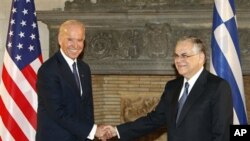 «Είμαστε έτοιμοι να βοηθήσουμε την Ελλάδα με κάθε τρόπο» δήλωσε ο αντιπρόεδρος των ΗΠΑ Τζο Μπάιντεν