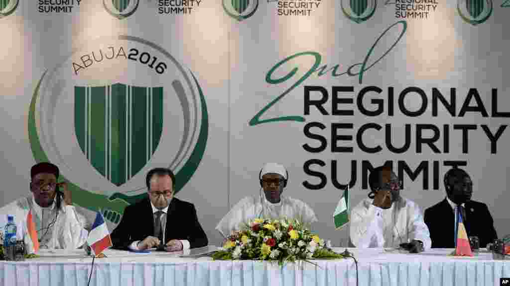 Le Président du Niger Mahamadou Issoufou, le président français François Hollande, le président nigérian Muhammadu Buhari, le président Idriss Deby Tchad Itno et le président Paul Biya du Cameroun dans une conférence de presse à Abuja, au Nigeria, le 14 mai 2016.