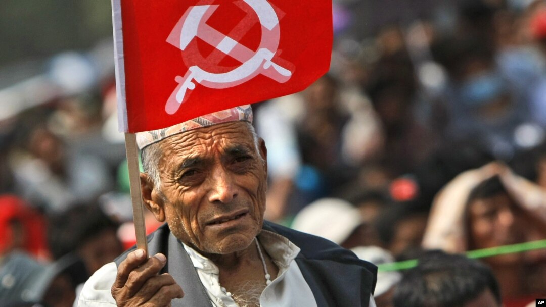 Salah seorang pendukung Maoist Nepal membawa bendera partai (foto: dok). 