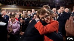 El presidente Barack Obama estrecha en un abrazo a la representante por Arizona, Gabrielle Giffords en el pleno del Congreso.