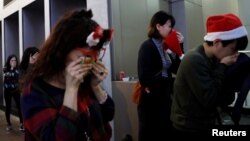 크리스마스이브인 24일 홍콩에서 반정부 시위가 다시 열렸다. 시위 참가자들이 경찰이 쏜 최루탄 때문에 고통스러워하고 있다.