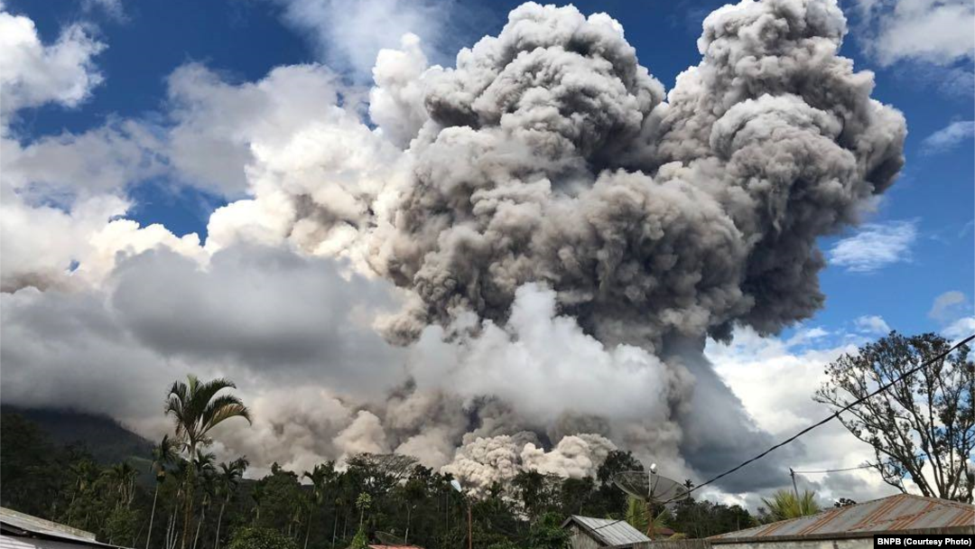 Letusan Gunung Sinabung, di Kabupaten Karo, Provinsi Sumatra Utara, 27 Desember 2017.