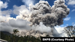 Letusan Gunung Sinabung, di Kabupaten Karo, Provinsi Sumatra Utara, 27 Desember 2017.