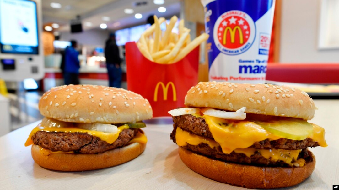 Foto Achiv - Yon sandwich Quarter Pounder McDonald's (a goch) ak yon Double Quarter Pounder (a dwat). 