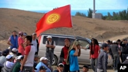 O’tgan yili Qumtor oltin konida Kanada kompaniyasi ishlayotganidan norozi bo’lib bir necha kishi namoyishga chiqqan va qamalgan edi. Bugungi mitingda odamlar mana shu fuqarolarni ozod qilishni so'radi.