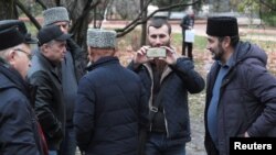 Rusya'nın el koyduğu Ukrayna askeri gemilerinin personelinin yargılandığı Simferepol'deki davayı izlemeye giden Tatar aktivistler (Kasım 2018)