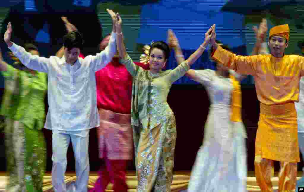 Para penari tampil dalam upacara pembukaan KTT ASEAN ke-25 di Myanmar International Convention Center di Naypyitaw (12/11).&nbsp;(AP/Gemunu Amarasinghe)