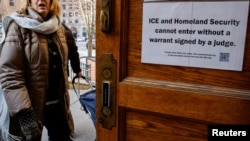 Tanda yang melarang ICE dan Keamanan Dalam Negeri masuk tanpa surat perintah dipasang di pintu Gereja Metodis Bersatu St. Paul dan St. Andrew di New York City, Amerika Serikat, 23 Januari 2025. (Eduardo Munoz/REUTERS)