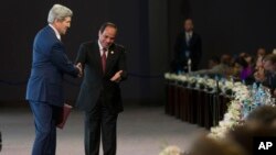 Tổng thống Ai Cập Abdel-Fattah el-Sissi cảm ơn Ngoại trưởng Mỹ John Kerry sau khi ông phát biểu tại hội nghị kinh tế ở Sharm el-Sheikh, Ai Cập, 13/3/2015.