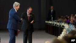 U.S. Secretary of State John Kerry, left, is thanked by Egyptian President Abdel-Fattah el-Sissi after speaking at the economic conference in Sharm el-Sheikh, Egypt, March 13, 2015.