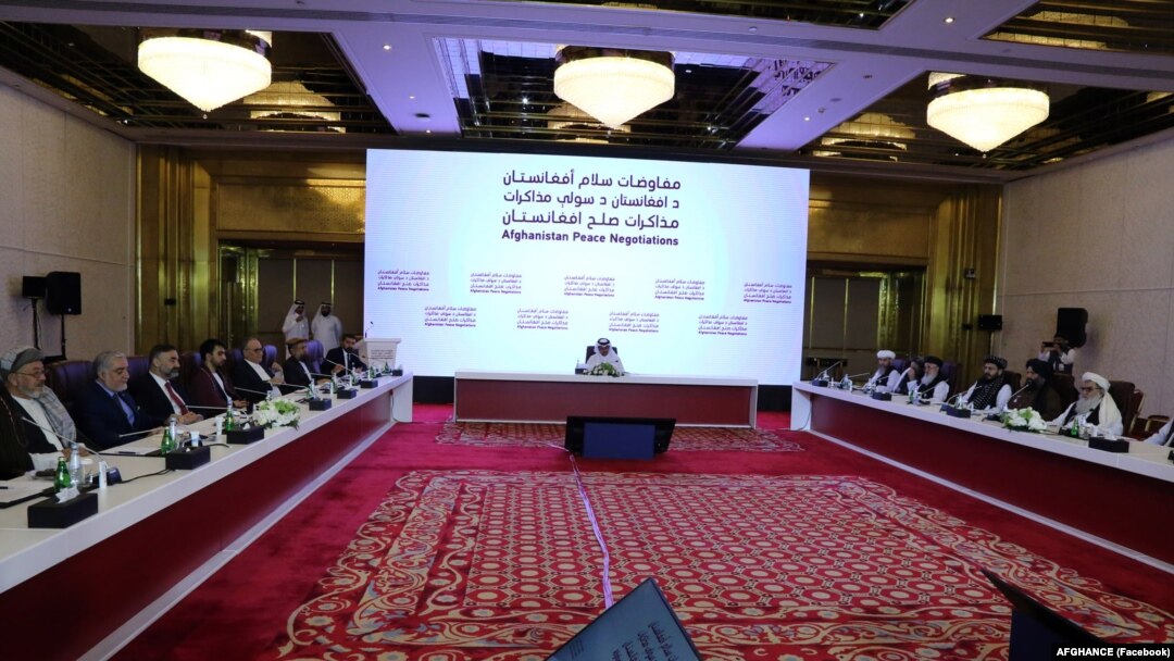 طالبان سے مذاکرات کے لیے افغان وفد میں متعدد اعلیٰ حکومتی شخصیات سمیت سابق افغان صدر حامد کرزئی اور افغانستان کی اعلیٰ مصالحتی کونسل کے۔ چیئرمین عبداللہ عبداللہ بھی شامل ہیں جو جمعے کی شام دوحہ پہنچے تھے۔