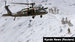 Yanardağın tepesinde helikopterle kurtarılan bir dağcı