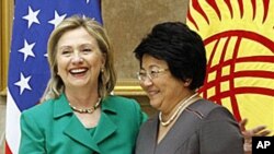 U.S. Secretary of State Hillary Rodham Clinton meets with Kyrgyzstan's President Roza Otunbayeva, right, in Bishkek, 2 Dec 2010.