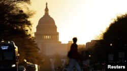 美国中期选举后第二天的首都华盛顿，朝阳下的美国国会大厦。(2022年11月9日)