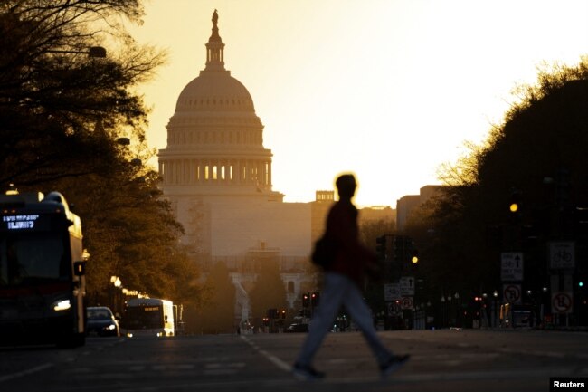 The sun rises over the U.S. Capitol, as control of Congress remained unclear following the 2022 U.S. midterm elections in Washington, U.S., November 9, 2022. (REUTERS/Tom Brenner)