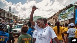 Une femme célèbre la fin d'Ebola à Freetown en Sierra Leone, le samedi 7 novembre 2015. (AP/Aurelie Marrier d'Unienvil)