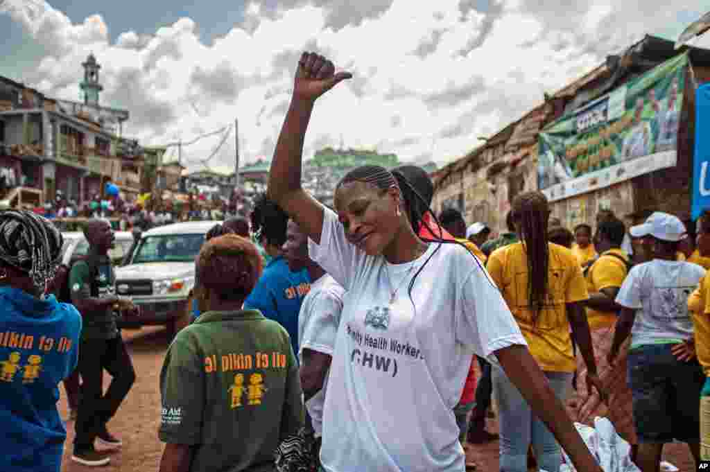 Une femme manifeste sa joie à l&rsquo;annonce de la fin de l&rsquo;épidémie d&rsquo;Ebola à Freetown, Sierra Leone, 7 novembre 2015. (AP Photo/Aurelie Marrier d&#39;Unienvil)