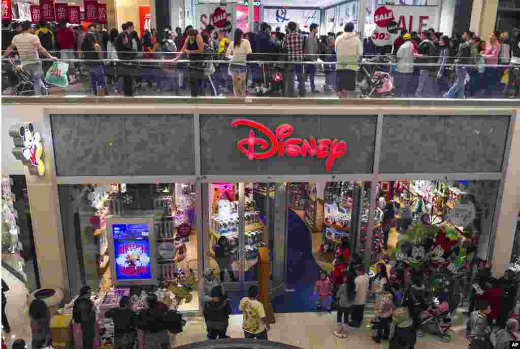 2012年11月23日，在加利福尼亚州的幽谷拱廊商场（Glendale Galleria ）的迪斯尼商店，顾客一大早就来购物。