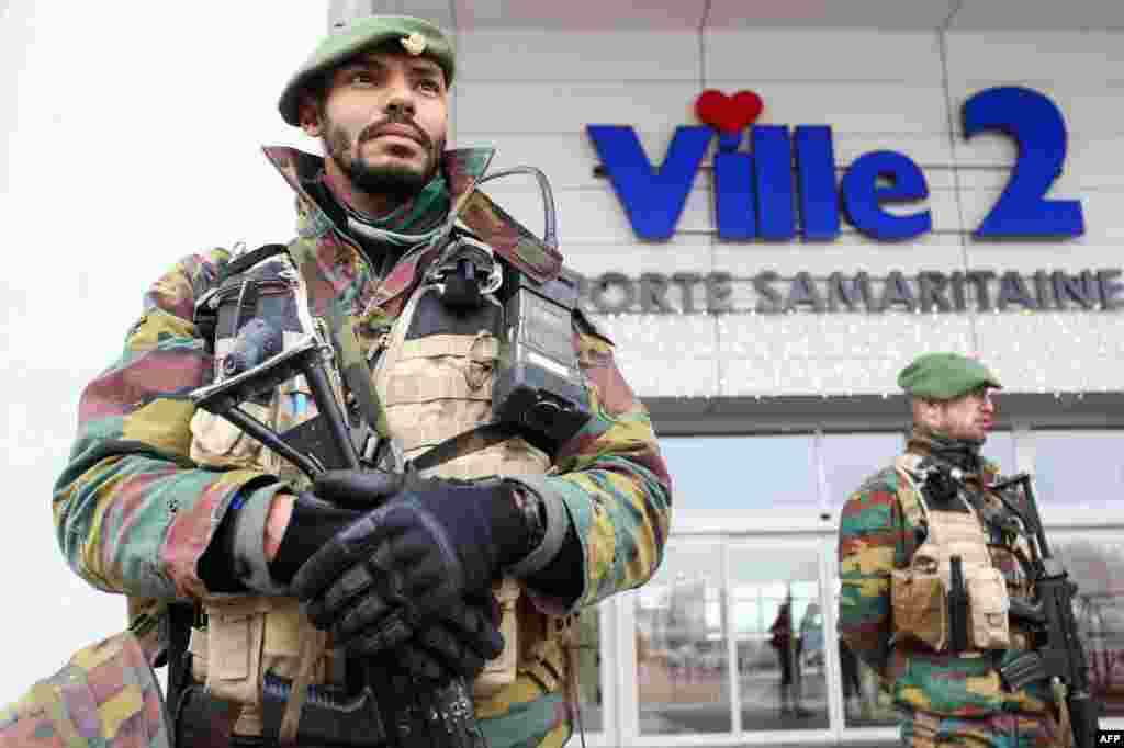 Tentara Belgia berjaga-jaga di luar sebuah pusat komersial di Charleroi. (AFP/Virginie Lefour)