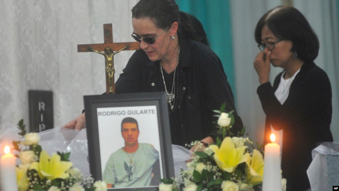 Angelita Muxfeldt (kiri), sepupu terpidana hukuman mati asal Brazil, Rodrigo Gularte, menyentuh peti mati Gularte di sebuah rumah duka di Jakarta (29/4). 