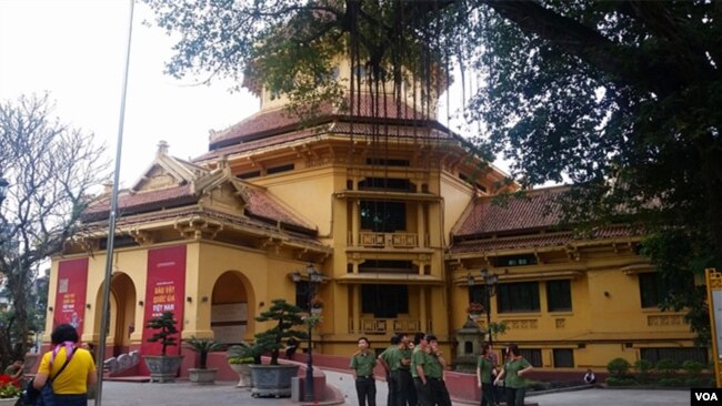 河内的越南国家历史博物馆，也是越南的爱国主义教育基地。（美国之音朱诺拍摄，2017年4月5日） 