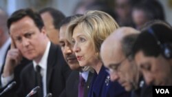 Menlu AS Hillary Clinton berbicara dalam konferensi di London membahas proses transisi Libya pasca Gaddafi (29/3).