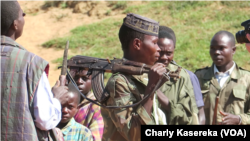 Les membres d'une milice dans les haut-plateaux, au Sud-Kivu, RDC, avril 2017. (VOA/Charly Kasereka)