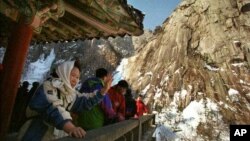 2000년 눈 내린 북한의 금강산을 찾은 한국인 관광객들.