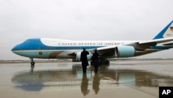 La Casa Blanca dispone actualmente de dos unidades del Air Force One, modelo 747-200, que tienen más dos décadas de servicio. La idea es que sean reemplazados por dos Boeing 747-8, el nuevo modelo, con más autonomía de vuelo y un tamaño ligeramente mayor.