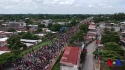 Images aériennes de migrants forçant la frontière mexicaine (vidéo)