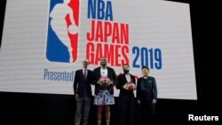 NBA聯盟主席蕭華（左）與休斯頓火箭隊球員、多倫多猛龍隊球員等人在日本東京舉行的歡迎儀式上合影。（2019年10月7日）