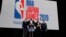 NBA聯盟主席蕭華（左）與休斯頓火箭隊球員、多倫多猛龍隊球員等人在日本東京舉行的歡迎儀式上合影。（2019年10月7日）