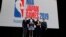 NBA聯盟主席蕭華（左）與休斯頓火箭隊球員、多倫多猛龍隊球員等人在日本東京舉行的歡迎儀式上合影。（2019年10月7日）