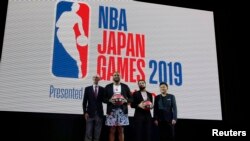 NBA联盟主席萧华（左）与休斯顿火箭队球员、多伦多猛龙队球员等人在日本东京举行的欢迎仪式上合影。（2019年10月7日）