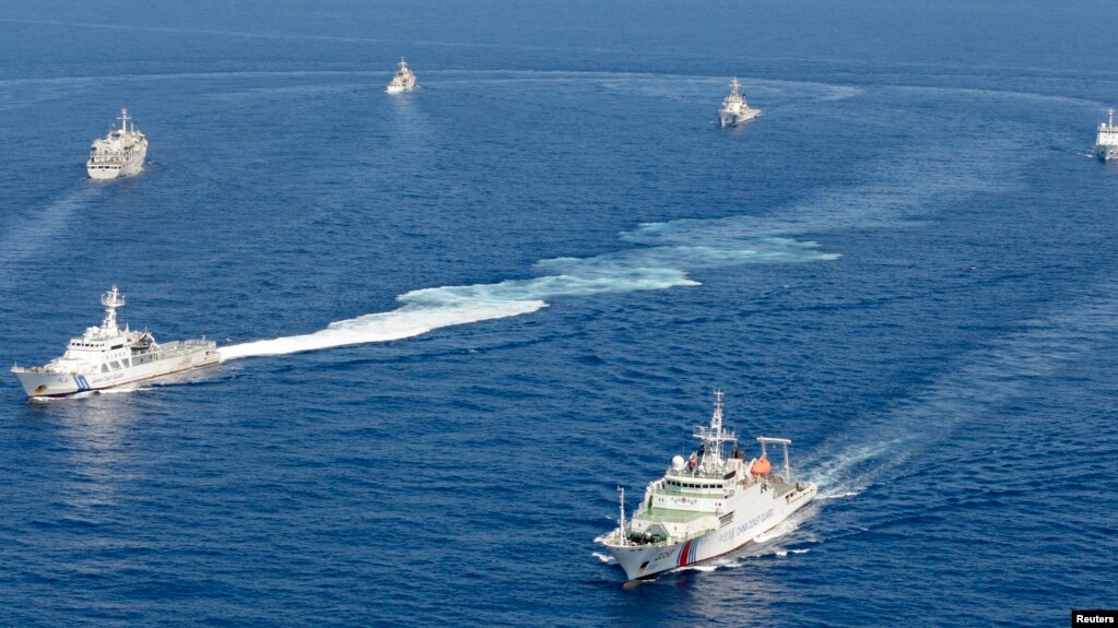 资料照：在有争议的尖阁诸岛（中国称钓鱼岛）附近的中国海警船与日本海岸警卫队船只。（2013年9月10日）(photo:VOA)