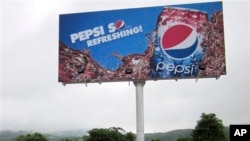 အမေရိကန် Pepsi အချိုရည် စတင်ရေင်းချဖို့ နေပြည်တော်မှာ ကြော်ငြာဆိုင်းဘုတ် ထောင်ထားပုံ။