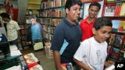 Khách hàng Ấn Độ mua quyển Harry Potter vừa mới ra