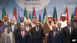 13일 터키 이스탄불에서 개막한 이슬람협력기구(OIC) 정상회의에서 각국 정상들이 단체 사진을 촬영하고 있다. 레제프 타이이프 에르도안 터키 대통령(가운데) 등 57개 이슬람 국가 정상들이 이번 회의에 참석했다. 
